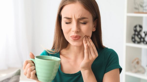 A sensibilidade nos dentes pode aumentar durante a temporada mais fria