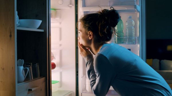 Comer à noite engorda? Saiba o horário certo para fazer suas refeições