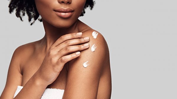 Skincare: confira 6 dicas para cuidar da pele negra no inverno