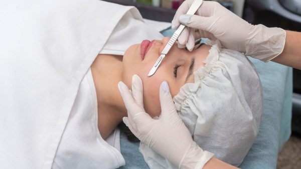 O dermaplaning pode parecer vantajoso, mas é preciso também considerar seus riscos