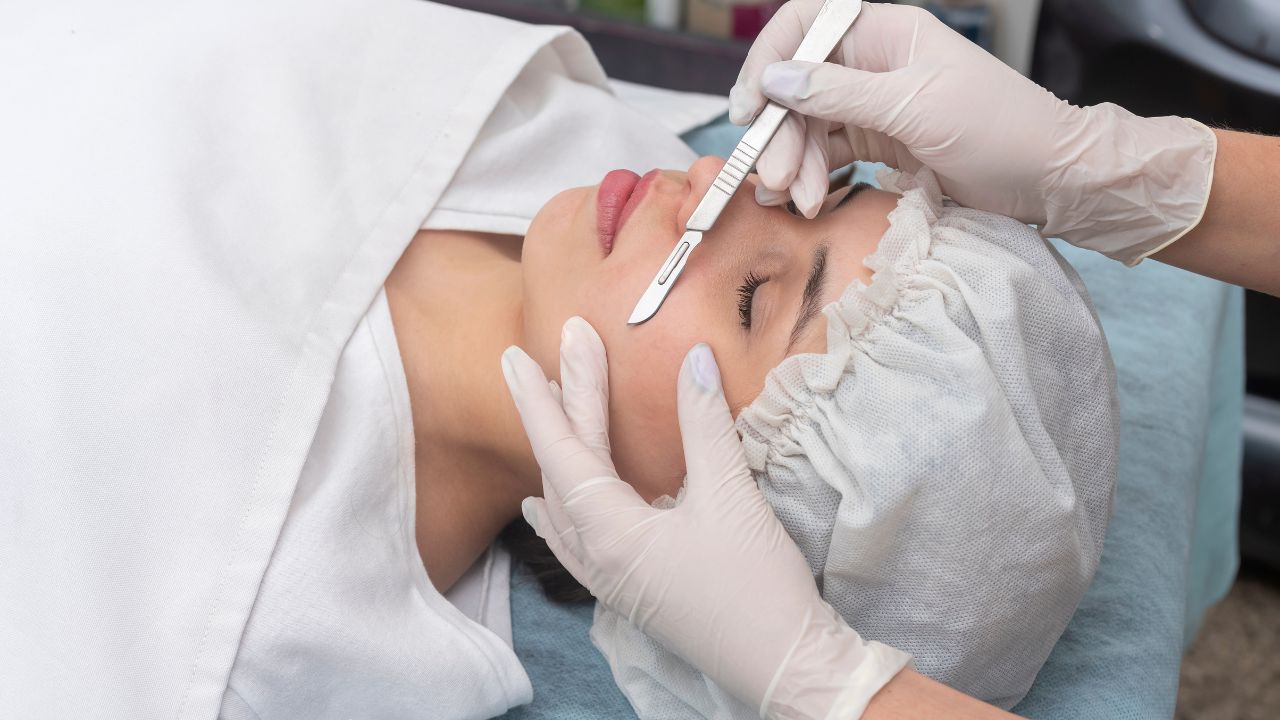 O dermaplaning pode parecer vantajoso, mas é preciso também considerar seus riscos