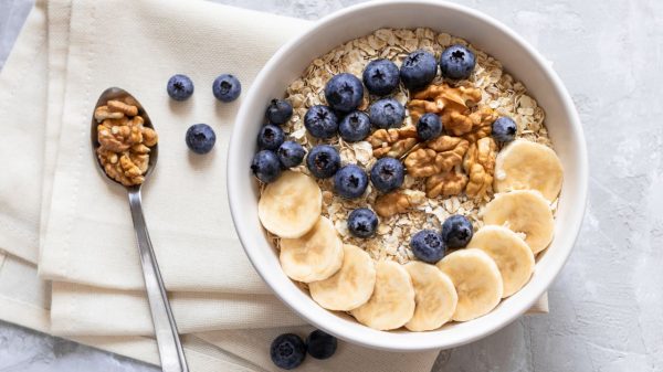 Mingau de aveia: conheça benefícios e aprenda uma receita deliciosa