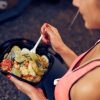 O que comer no pré e pós-treino? Nutricionista responde