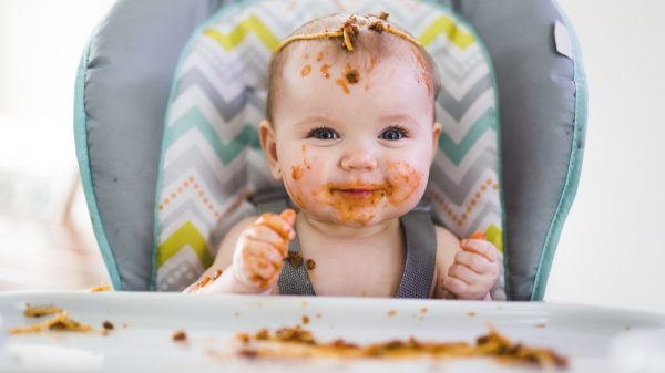 Introdução alimentar: devo deixar meu filho brincar com a comida?