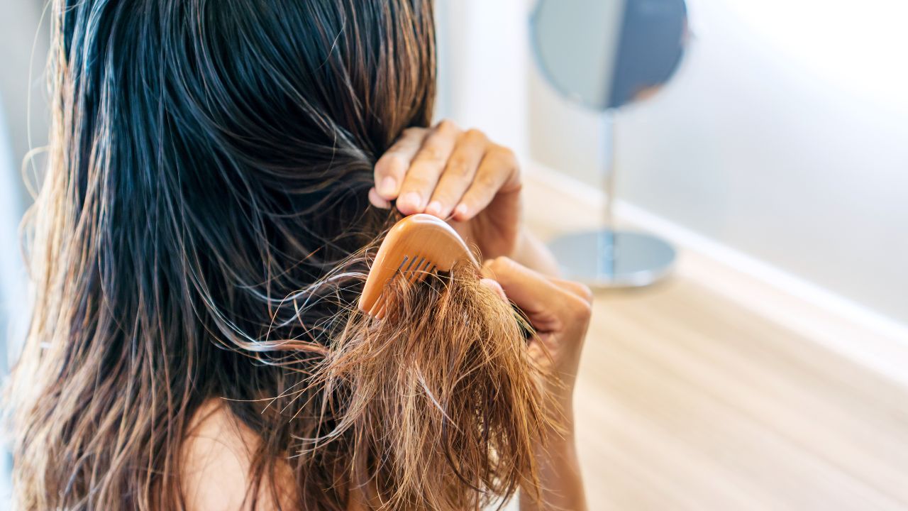 Cabelo embaraçado: saiba como prevenir esse incômodo