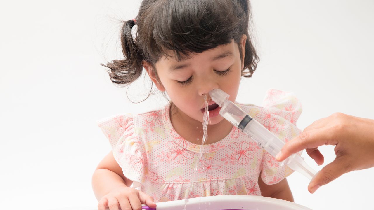 Veja como fazer lavagem nasal e evitar problemas respiratórios