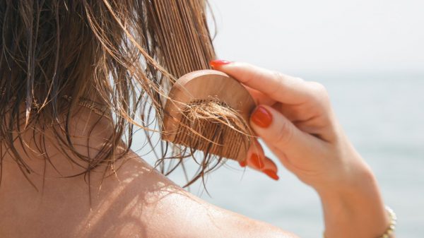 O cabelo precisa de cuidados especiais no verão