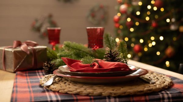 Saiba como arrumar uma mesa de Natal linda com pouco dinheiro