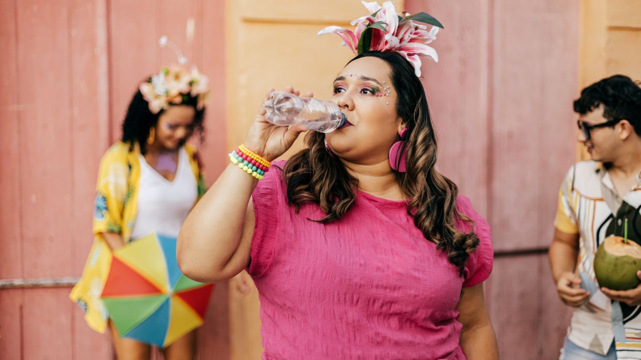 Consumo de água durante a folia dos blocos de rua é fundamental para prevenir a desidratação e outros problemas de saúde