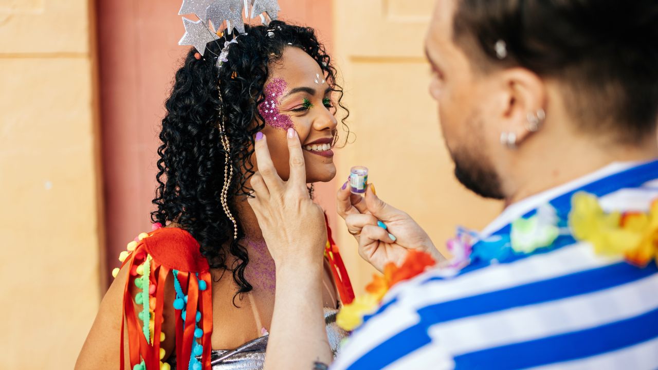 O glitter no Carnaval pode ser um problema se não houver cuidado