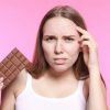 Entenda se o chocolate faz bem ou não para a saúde da pele e se influencia na piora do quadro de acne