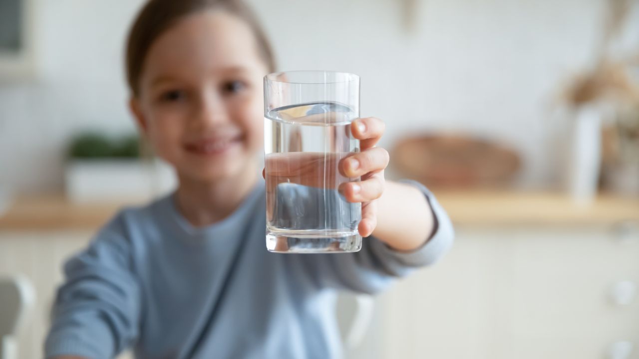 Nutricionista explica como introduzir água na rotina das crianças e a quantidade ideal para cada idade