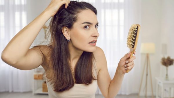 A queda de cabelo pode ocorrer em até três meses após a infecção; dermatologistas explicam tratamento