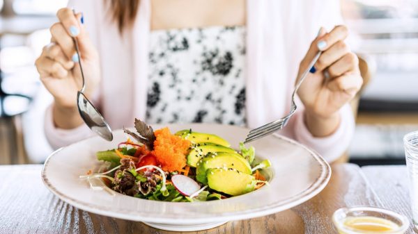 Substituir alimentos calóricos por opções mais saudáveis é a forma mais eficiente de perder peso rápido