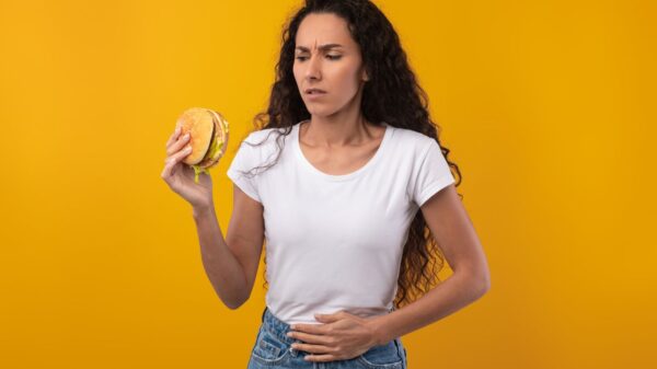 Especialista reitera a necessidade de uma rotina alimentar leve e nutritiva para controlar os sintomas da condição