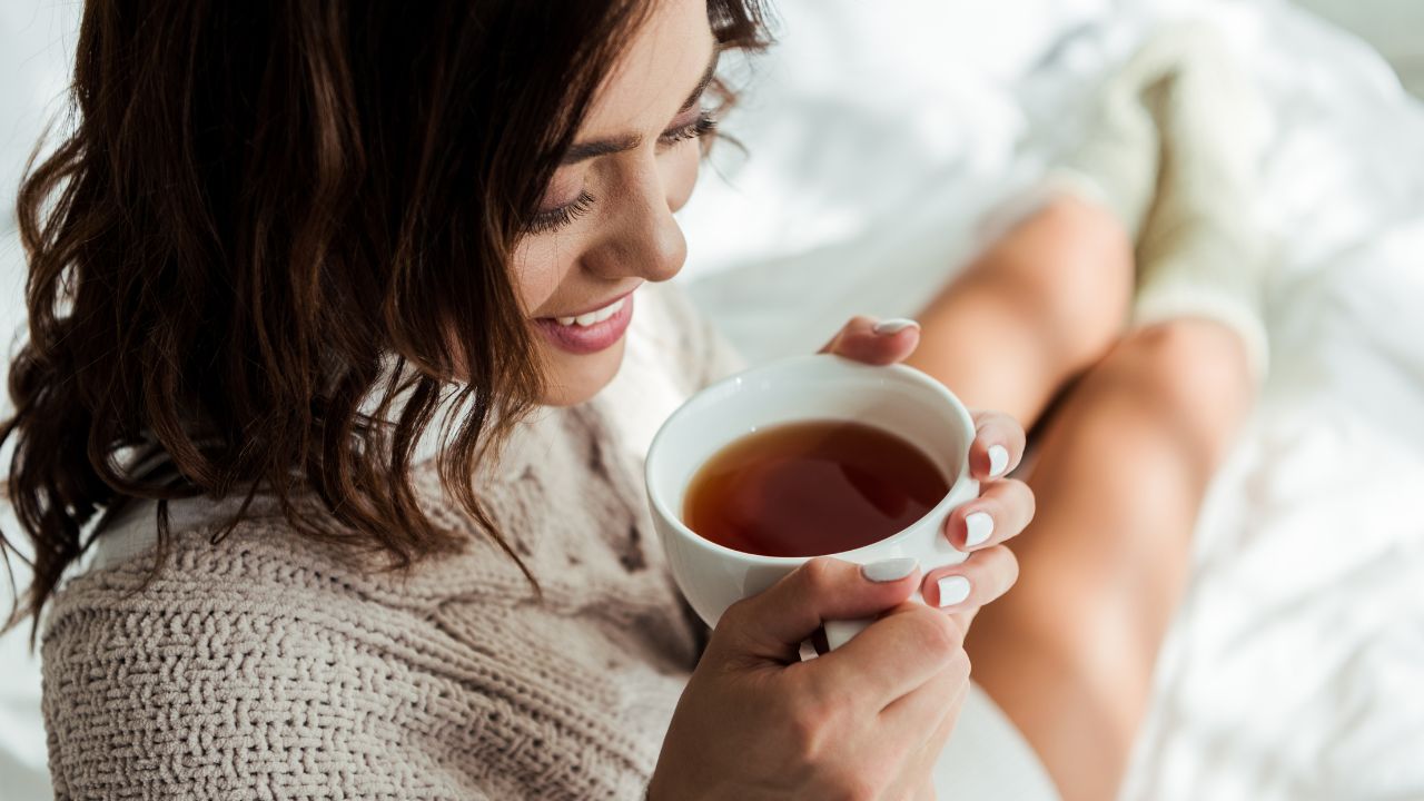 Estudos apontam que certos chás podem ajudar a aliviar sintomas da menstruação como cólicas e inchaços; confira algumas opções