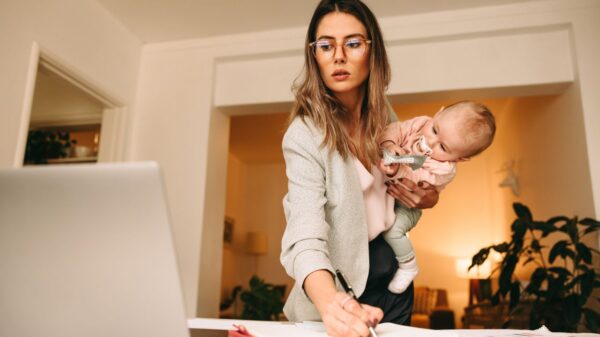 Demissão após o fim da licença-maternidade está entre os obstáculos enfrentados pelas mulheres no ambiente corporativo