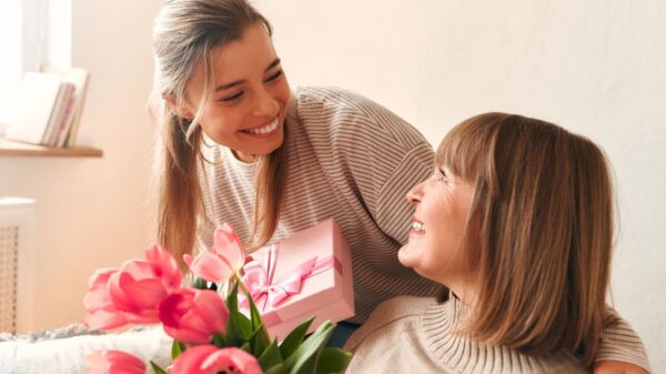 Especialista orienta sobre alguns cuidados importantes para comprar o presente para o Dia das Mães sem gastar muito