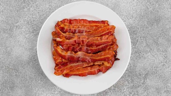 Apesar de ser considerado uma carne processada com potencial cancerígeno, o bacon pode ser consumido de forma equilibrada