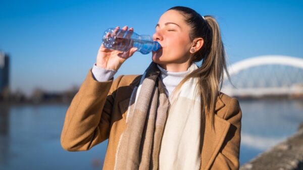 Beber menos água no inverno pode trazer problemas que comprometem o bom funcionamento do organismo como a desidratação