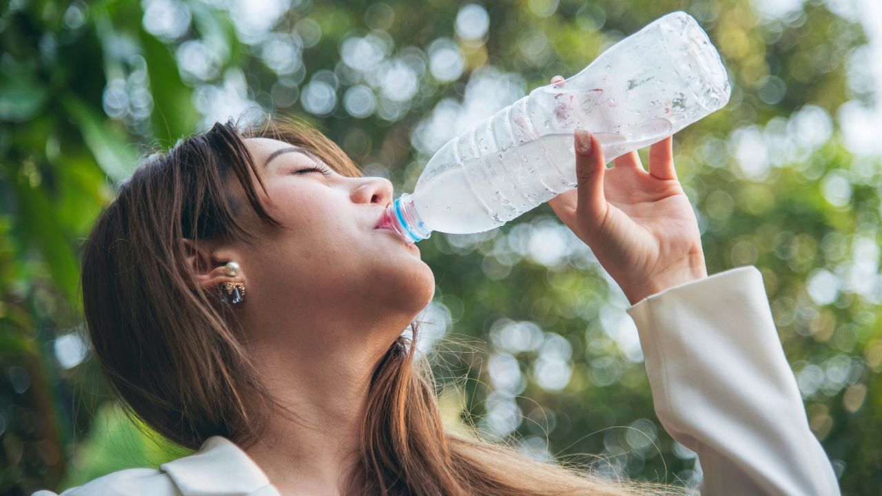 Nutricionista explica como se hidratar mesmo em dias mais secos