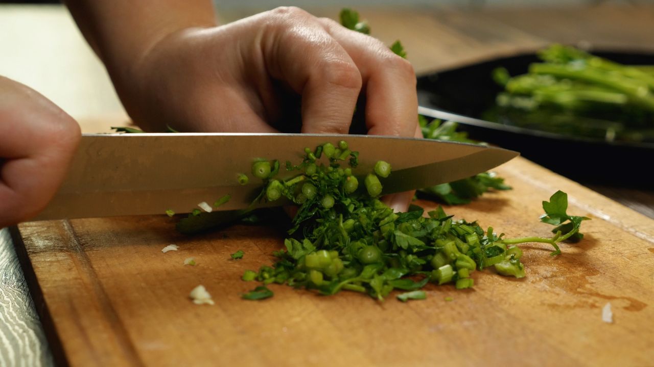 A faca do chef permite cortar diversos tipos de alimentos