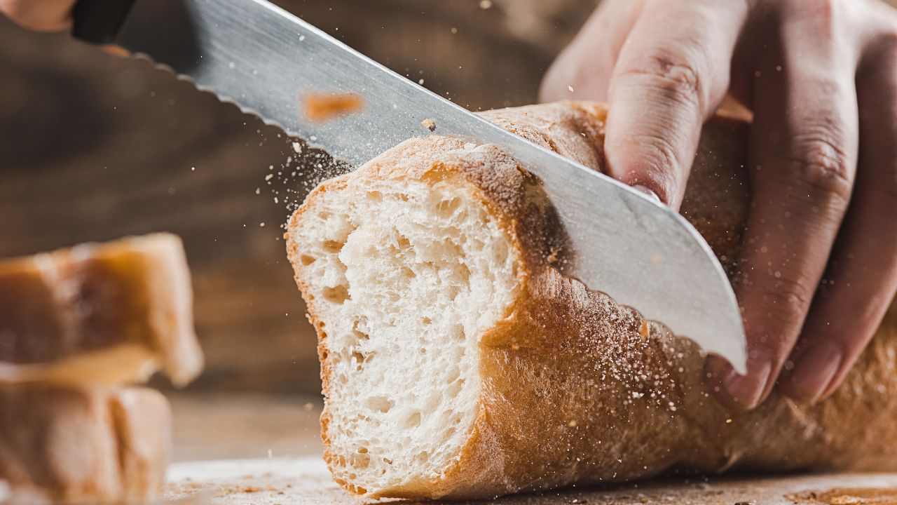 A faca de pão é um item essencial para ter na cozinha 