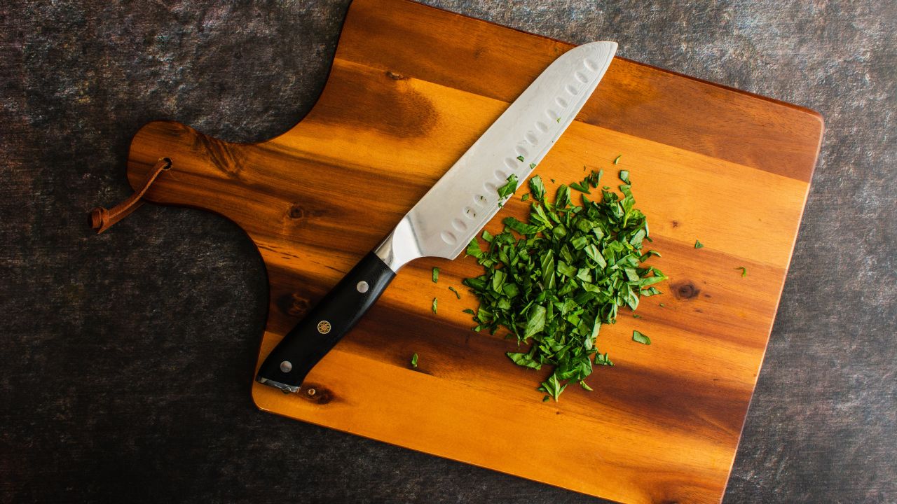 A faca santoku também possui função multiuso