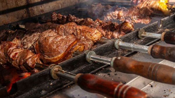 Saiba quais carnes são ideais para preparar na brasa e aproveite o Dia dos Pais para fazer um delicioso churrasco para a sua família