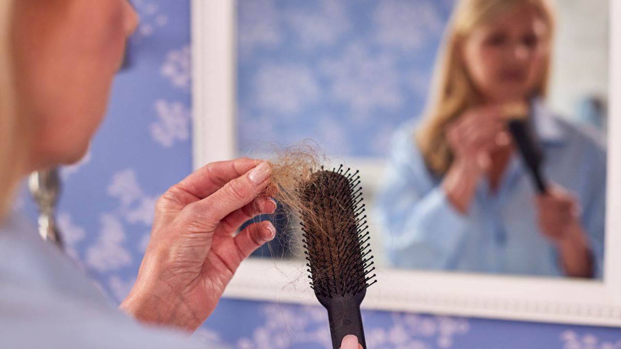 Saiba como cuidar da queda de cabelo na menopausa