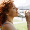 O consumo de água durante dias de muito calor é fundamental para a prevenção de problemas relacionados a desidratação