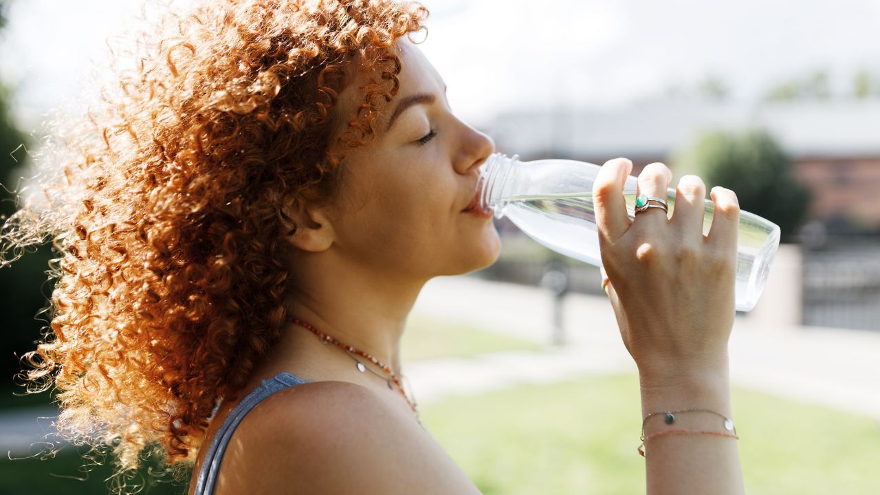 O consumo de água durante dias de muito calor é fundamental para a prevenção de problemas relacionados a desidratação