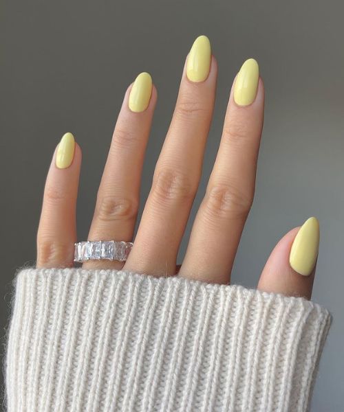 Esmalte amarelo manteiga