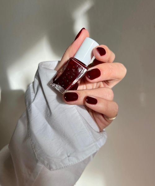 Esmalte vermelho cereja