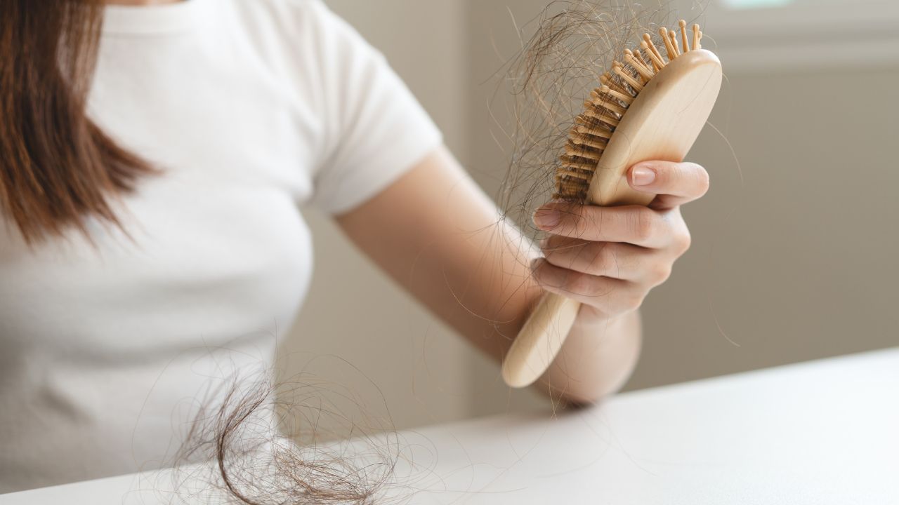 Especialistas explicam o impacto de dietas restritivas na saúde capilar e como evitar a queda de cabelo durante o emagrecimento