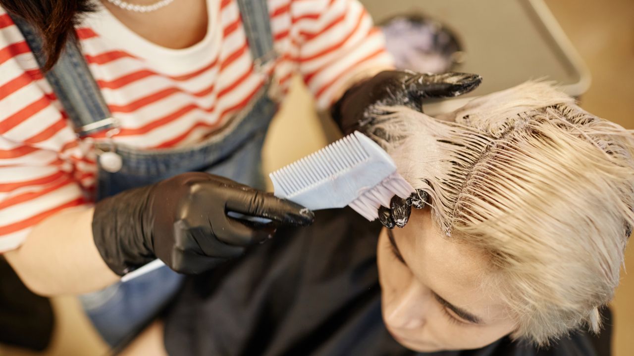 Com cuidados simples e o uso dos produtos certos, é possível prolongar o efeito da coloração nos cabelos