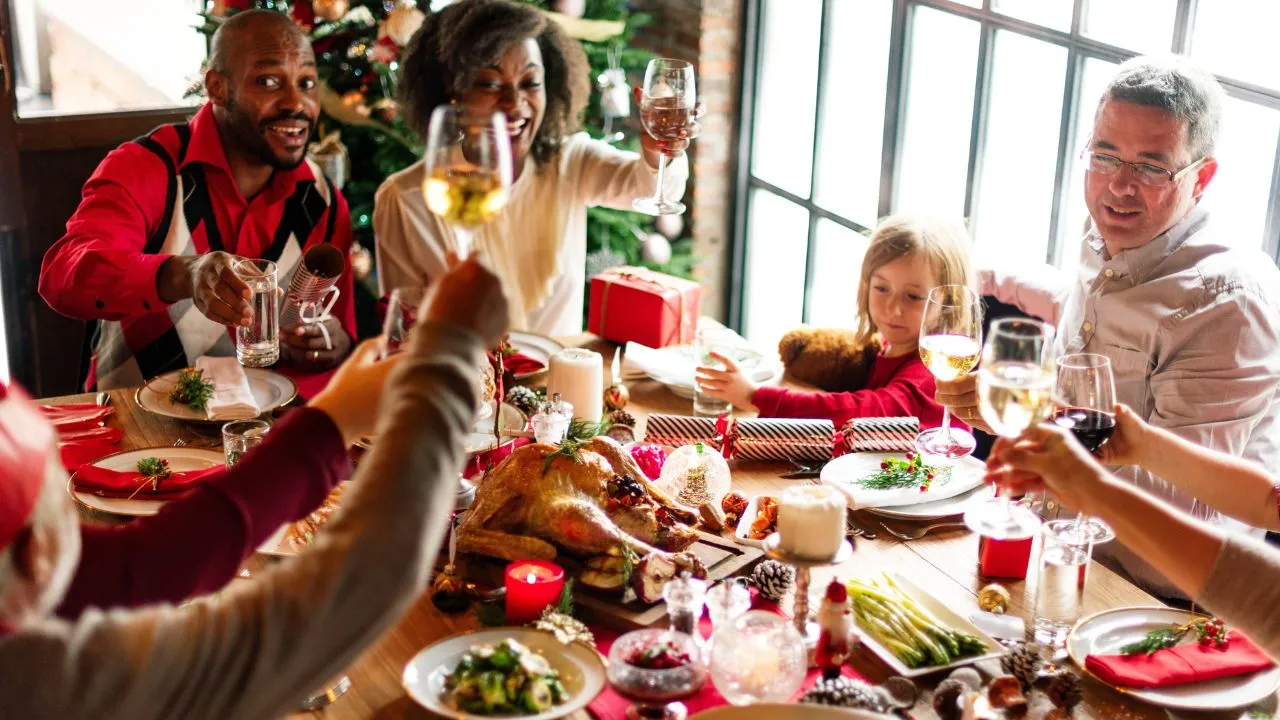 Entenda os cuidados para encomendar a ceia de Natal e Ano Novo com segurança e garantir a saúde da sua família durante as festividades