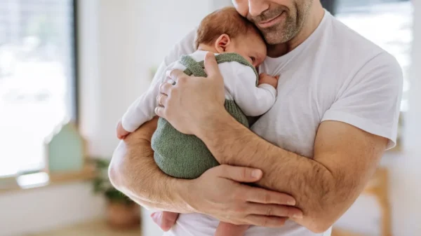 Obstetras revelam como os pais podem participar ativamente do cuidado com o filho e dividir a tarefa com as mães