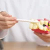 O diagnóstico tardio da cárie oculta pode levar a problemas mais sérios, como infecções bucais e exigir até a extração do dente