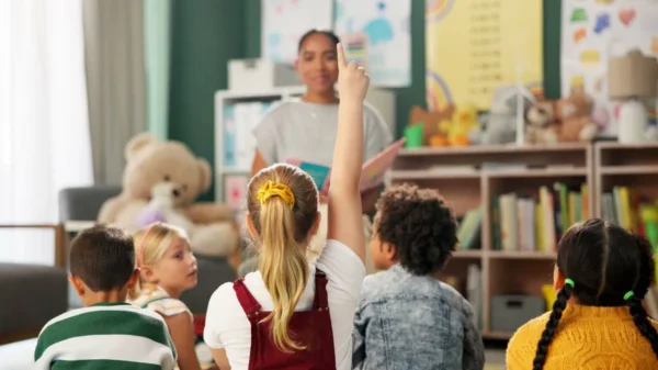 Especialista elenca os principais pontos que devem ser observados para escolher a escola adequada e garantir o bem-estar da criança