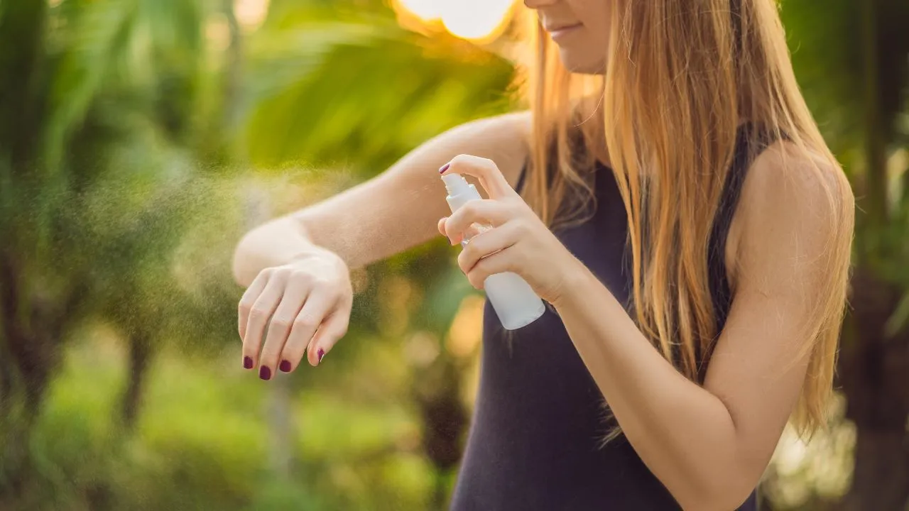 Repelentes podem ser facilmente incluídos na rotina de skincare, sem prejudicar a hidratação e beleza da pele