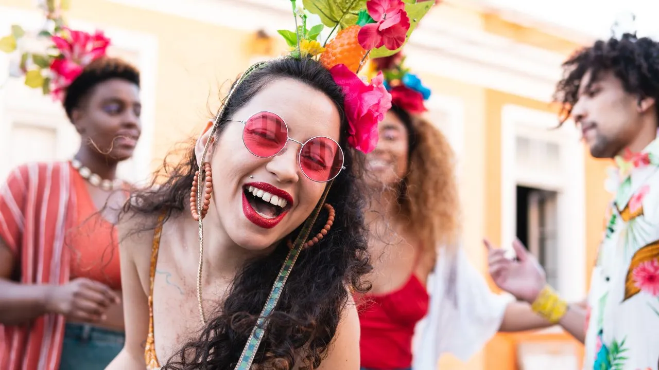 Compartilhar objetos pessoais como copos e talheres pode aumentar o risco de doenças bucais durante o Carnaval