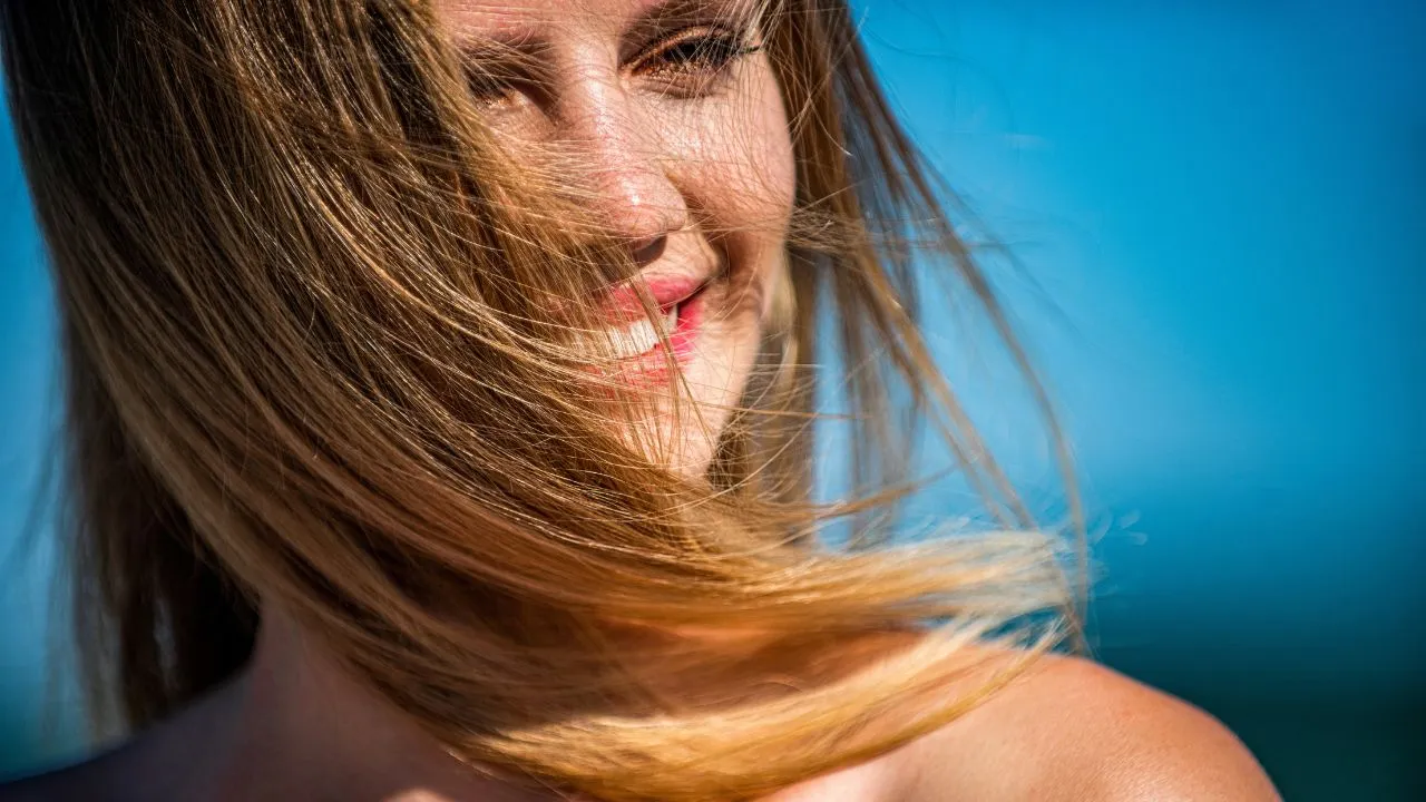 Veja como aproveitar a praia e a piscina durante o verão sem se preocupar com cabelos ressecados e quebradiços