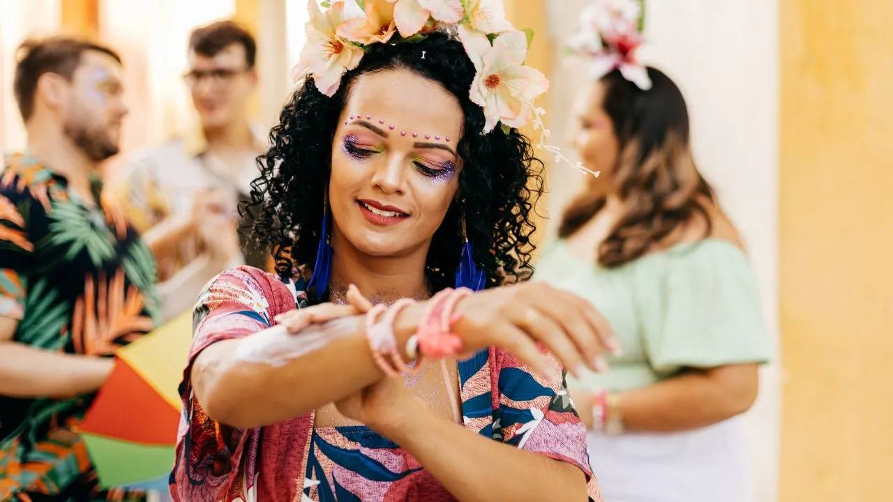 Especialista explica como cuidar da pele durante a folia do Carnaval e protegê-la dos efeitos da exposição solar