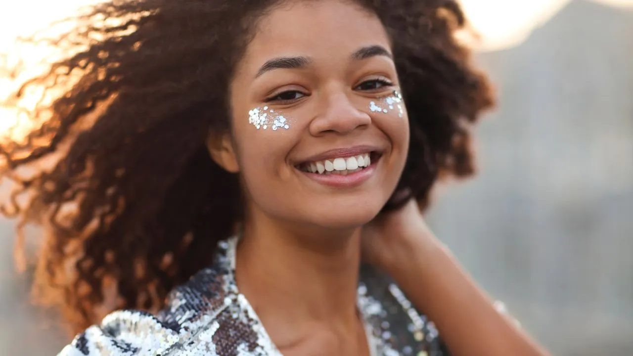 Elemento clássico do Carnaval, o glitter pode ser usado de diferentes formas na maquiagem; veja dicas