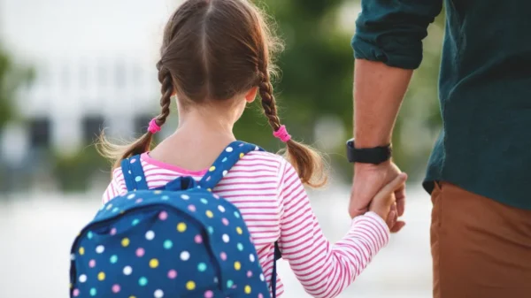 O uso prolongado de mochilas muito pesadas combinado com a má postura pode prejudicar a saúde de crianças e adolescentes a longo prazo