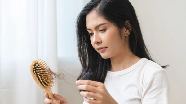 Descubra tudo sobre a queda de cabelo feminina