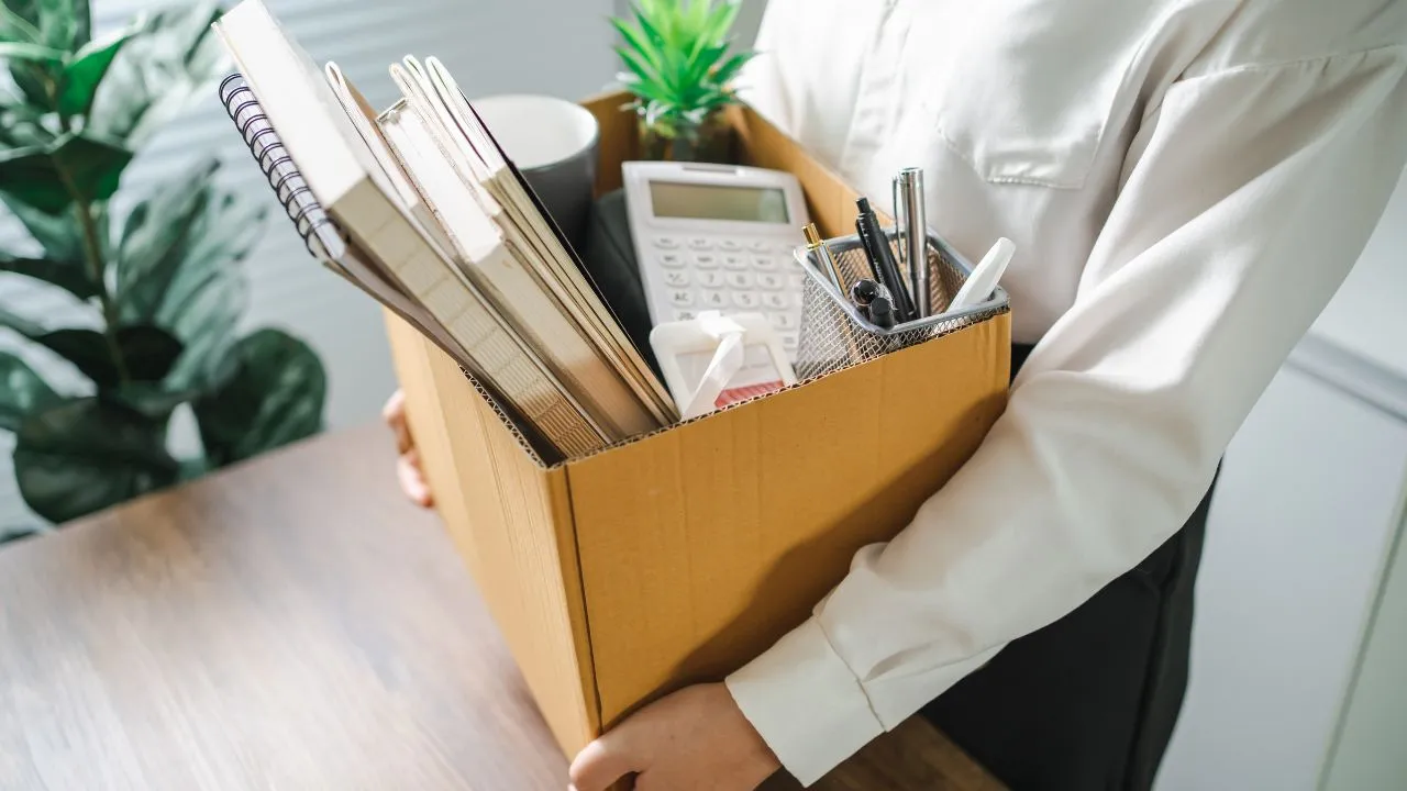 Insatisfação no ambiente de trabalho é o principal motivo por trás do revenge quitting; comportamento pode acarretar prejuízos para a carreira