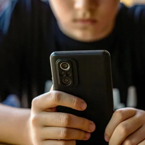 Falta concentração, distúrbios no processo de aprendizagem e isolamento social podem ser sinais de vício em celular nas crianças