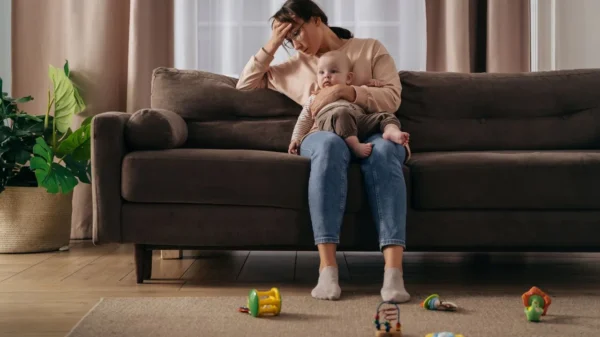 O baby blues é uma condição emocional comum que pode surgir após o nascimento do bebê; veja como lidar
